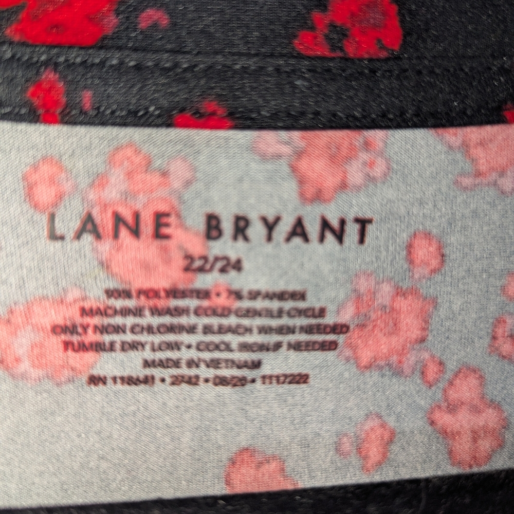 22/24 NWT Lane Bryant Black & Red Print Stretch V-Neck Top - Picture 2 of 4